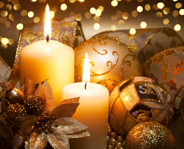 Kerst ornamenten over donker gouden achtergrond met verlichting. — Stockfoto