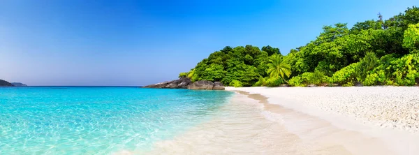 Schöner Strand und blauer Himmel auf ähnlichen Inseln. Stockbild