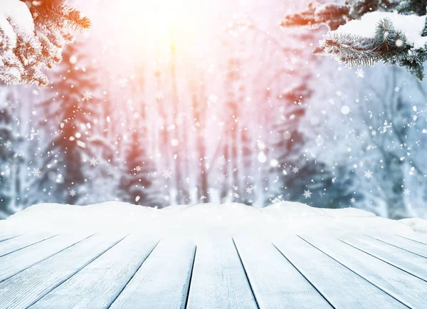 Tampo de mesa de madeira no inverno paisagem ensolarada com abetos . — Fotografia de Stock