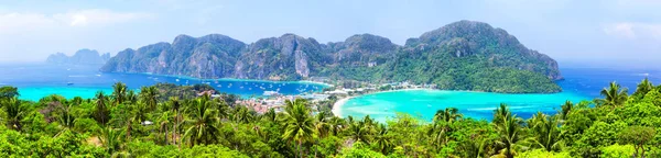 Panoramablick auf die wunderschöne tropische Phi Phi Insel. lizenzfreie Stockbilder