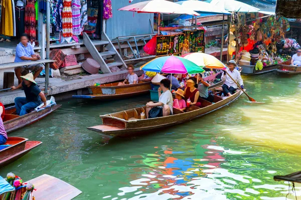 Mercado flotante tradicional en Damnoen Saduak cerca de Bangkok . —  Fotos de Stock