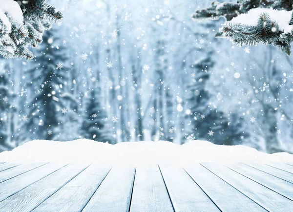 Holztischplatte auf wintersonniger Landschaft mit Tannen. lizenzfreie Stockfotos