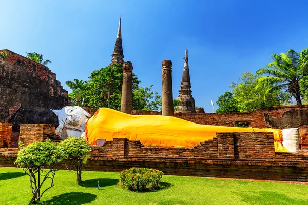 Liegende Buddha-Statue im Tempel Ayutthaya. — Stockfoto