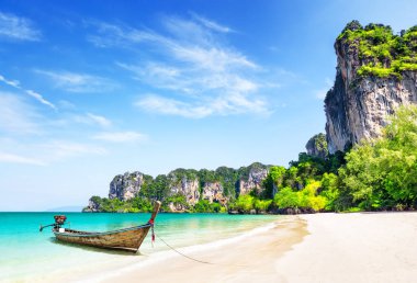 Tayland geleneksel uzun kuyruklu teknesi ve Krabi 'deki güzel kumlu Railay Sahili. Ao Nang, Tayland.