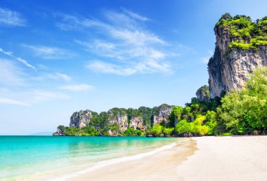 Tayland geleneksel uzun kuyruklu teknesi ve Krabi 'deki güzel kumlu Railay Sahili. Ao Nang, Tayland.