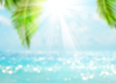 Bulanık mavi gökyüzü ve deniz Bokeh ışığı ve hindistan cevizi palmiyesi yapraklarıyla. Tropik yaz manzarası. Yaz tatili kavramı.