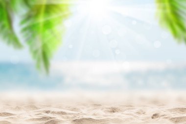 Bulanık mavi gökyüzü ve deniz Bokeh ışığı ve hindistan cevizi palmiyesi yapraklarıyla. Tropik yaz manzarası. Yaz tatili kavramı.