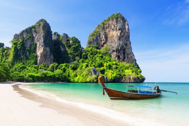 Tayland geleneksel uzun kuyruklu teknesi ve Krabi 'deki güzel kumlu Railay Sahili. Ao Nang, Tayland.