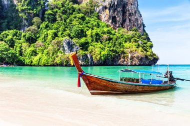 Tayland geleneksel uzun kuyruklu teknesi ve Krabi 'deki güzel kumlu Railay Sahili. Ao Nang, Tayland.