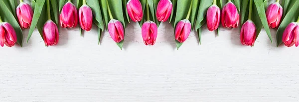 Цветы Панорамная Граница Красивых Розовых Тюльпанов Деревянном Фоне Открытка Тюльпанами — стоковое фото