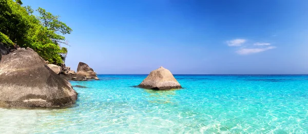 Piękna Plaża Błękitne Niebo Wyspach Symilan Tajlandia Wakacje Wakacje Tło — Zdjęcie stockowe