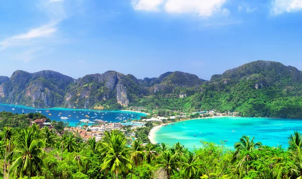 从泰国克拉比省美丽的热带菲菲岛看全景 著名的Koh Phi Phi Don岛 有白色沙滩 蓝天下有绿松石水 — 图库照片