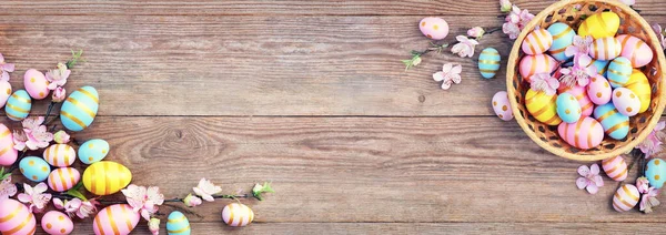 Boldog Húsvéti Hátteret Rózsaszín Sárga Kék Tojás Gyönyörű Tavaszi Virágok — Stock Fotó
