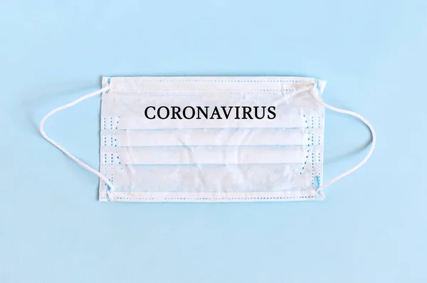 Fehér Orvosi Maszk Kék Háttérrel Arcpakolás Elleni Védelem Vírus Koronavírus — Stock Fotó