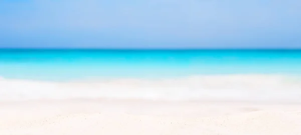 白い砂浜とぼやけた青い空と海のパノラマ 熱帯ビーチの風景です 夏休みのコンセプト — ストック写真