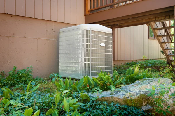 Huis voorzien van airconditioning en verwarming eenheid — Stockfoto
