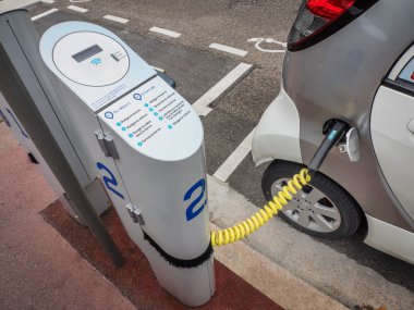 Elektrikli araba şarj istasyonu
