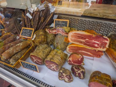 Jambon ve Şarküteri soğuk kesim durumda cam