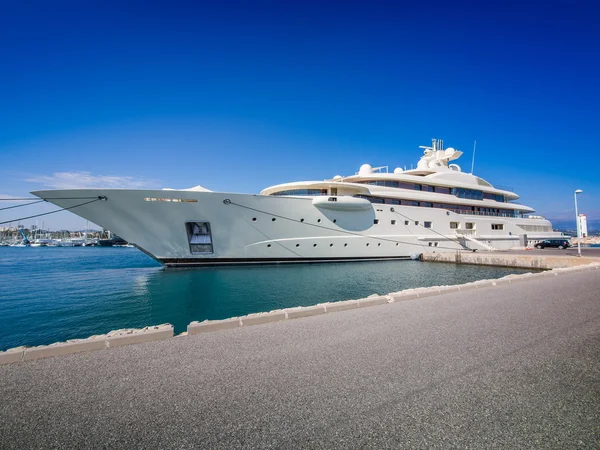 Grand yacht au quai dans le port — Photo