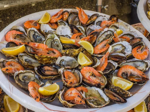 Seafood platters of shrimp and oysters — Stock Photo, Image