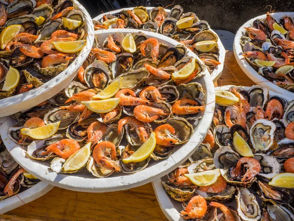 Seafood platters of shrimp and oysters — Stock Photo, Image