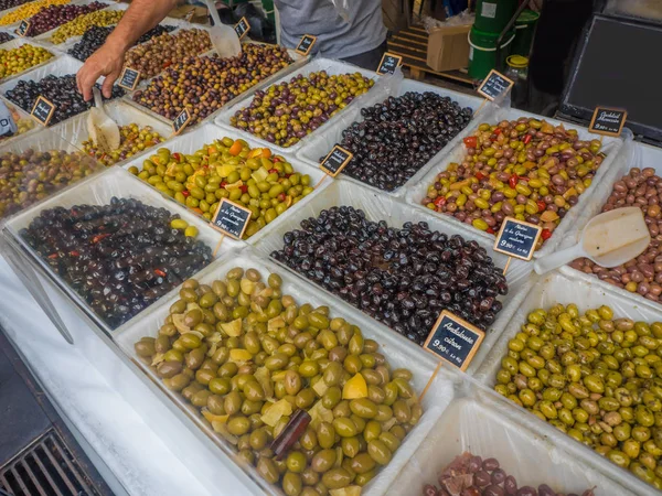 Olives at an outdoor market — Stock Photo, Image