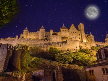 Carcassonne, Fransa, ortaçağ şehir gece dolunay ile 
