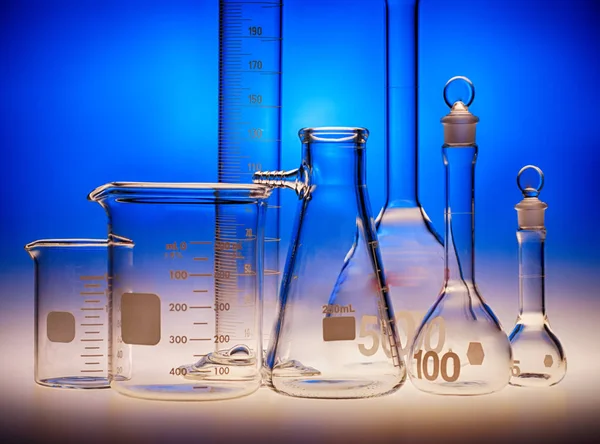 Vari bicchieri e bicchieri da laboratorio . — Foto Stock