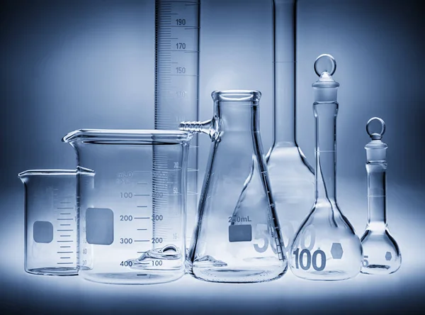 Béquer de laboratório e artigos de vidro diferentes . — Fotografia de Stock
