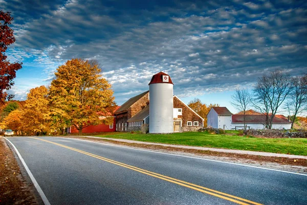 Traditional New England ( Carlisle, MA. ) red barn — Stock Photo, Image