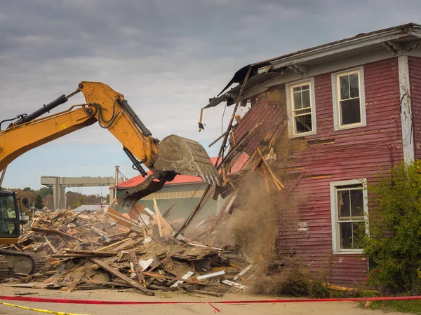 Mechanical Shovel Destroying Old Building — Stock Photo, Image