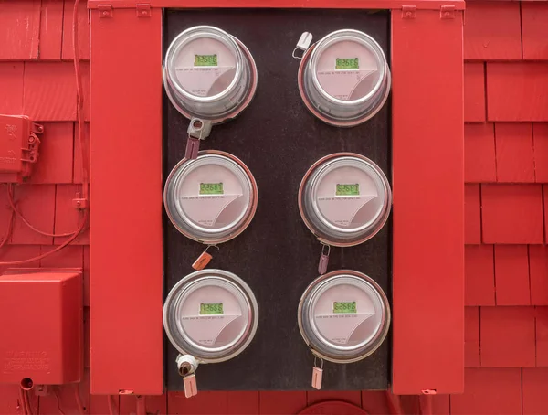 赤い家の屋外の電気パネル — ストック写真
