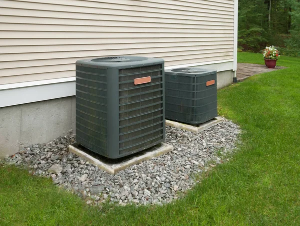 Aquecimento e ar condicionado unidades exteriores na parte de trás de uma casa — Fotografia de Stock