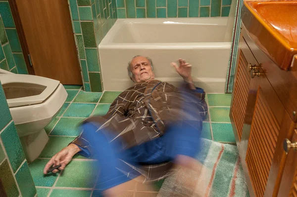 Senior homme tombant dans une salle de bain — Photo