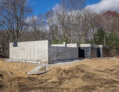 Bir çok şehir banliyölerinde üzerinde yeni beton ev Vakfı