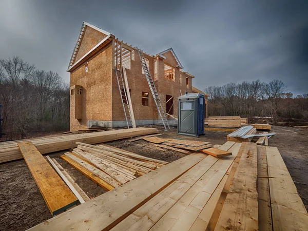 Construção Nova Casa Enquadrando Nos Subúrbios Cidade — Fotografia de Stock