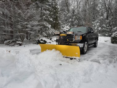 fırtınadan sonra bir park yeri Temizleme kar pulluk