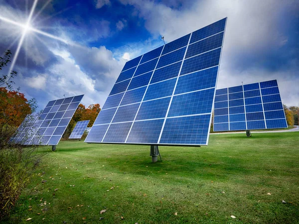 Panneaux Solaires Dans Champ Vert Avec Soleil Brille Travers Les — Photo