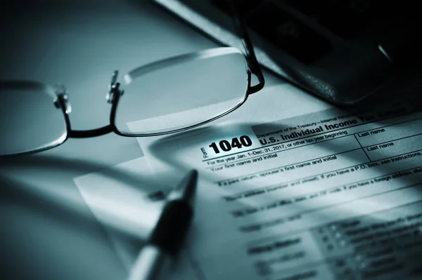 Φορολογικό Έντυπο Στυλό Αριθμομηχανή Και Γυαλιά Σημείωση Ρηχά Βάθος Πεδίου — Φωτογραφία Αρχείου