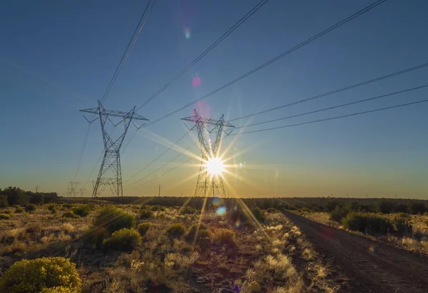 日落时分的高压电塔 高压电力线 配电站 — 图库照片