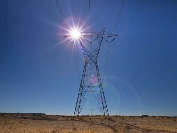 Silhouette Wieże Elektryczne Wysokiego Napięcia Zachodzie Słońca Linie Wysokiego Napięcia — Zdjęcie stockowe