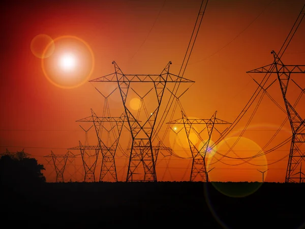 日落时分的高压电塔 高压电力线 配电站 — 图库照片