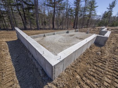 Dökülen betondan yapılmış yeni ev temelleri zemin altı su geçirmez.