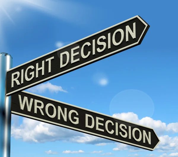 Richtige oder falsche Entscheidung Wegweiser für Verwirrung Ergebnis und c — Stockfoto