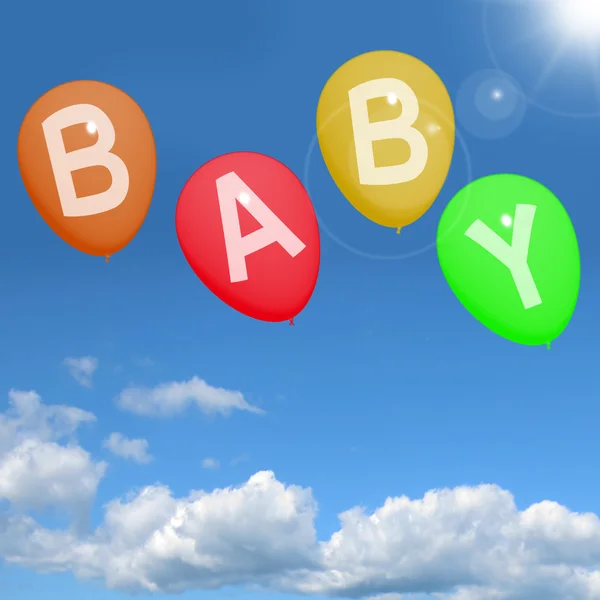 Bébé ballons dans le ciel montrant le rôle parental ou la maternité du nouveau-né — Photo