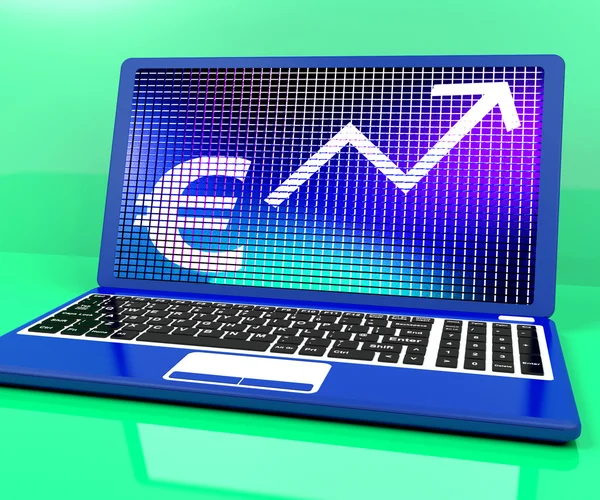 Euro-Zeichen und Pfeil nach oben auf dem Laptop für Gewinn oder Gewinn — Stockfoto