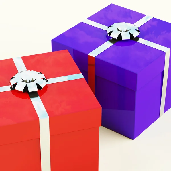 Červené a modré dárkové krabičky s stříbrné stuhy jako dárky pro něj — Stock fotografie