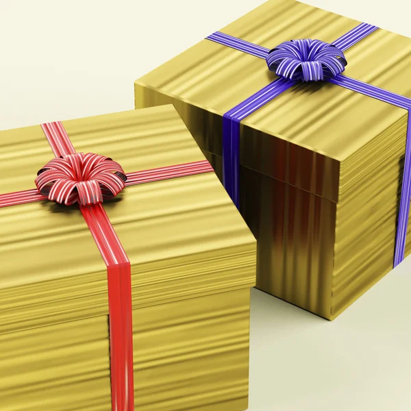 Doğum günü hediyesi olarak şerit ile altın hediye kutuları — Stok fotoğraf