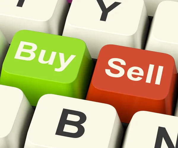 Acheter et vendre des clés représentant le commerce d'affaires ou des actions en ligne — Photo