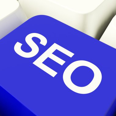 SEO internet pazarlama ve optimiza gösteren mavi bilgisayar anahtar